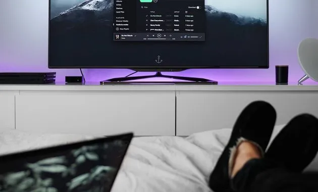 tv, monitor, screen, bedroom, bed, relax, inside, house, laptop, tv, tv, tv, tv, tv, screen, laptop